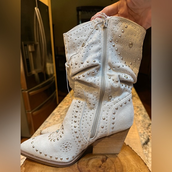 Very G Studded Cream  Heeled Boots - NWOT. 9.5 - Picture 4 of 12